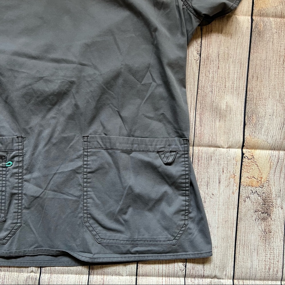 ▪️Grey Scrub Top▪️ - Picture 2 of 5